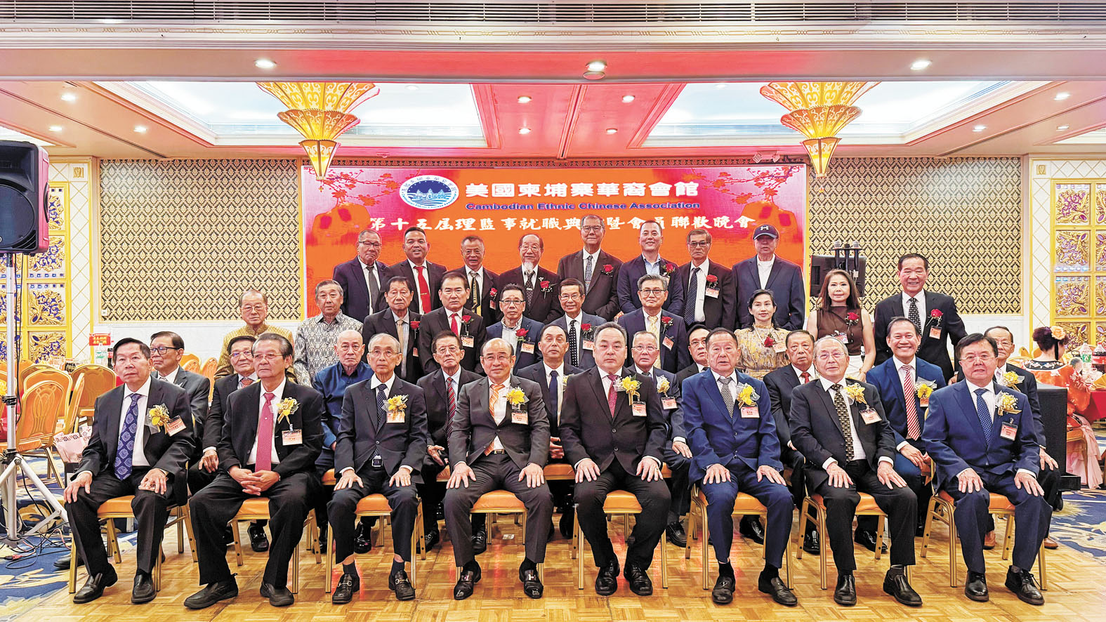 美國柬埔寨華裔會館董事會成員大合照。記者陸新攝