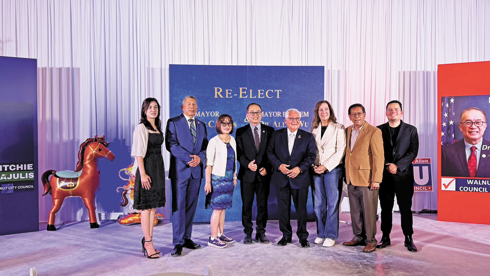 卡朱利斯（左2）與伍立倫（左4），及加州參議員Bob Archuleta（左5）等人合影。記者陸新攝