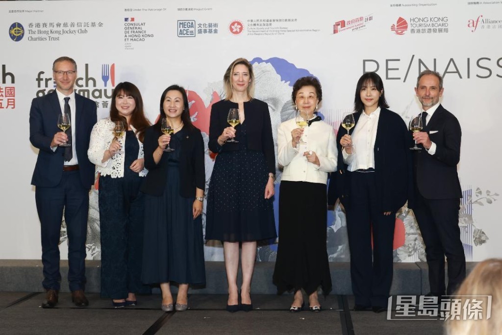 林嘉欣今日到中環為「法國五月」藝術節進行宣傳。