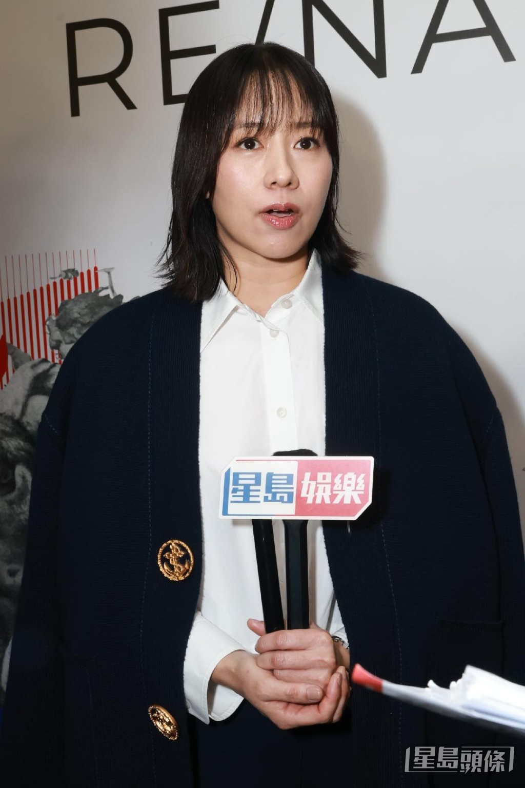 她更觀察到畫作上的裂紋，指出若修復不當，裂紋或會在畫中人物眉頭延伸。