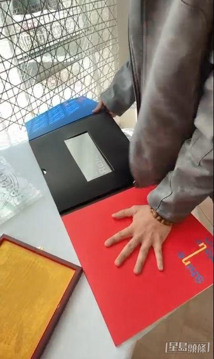 陳曉東親自示範如何使用大印台蓋掌印。