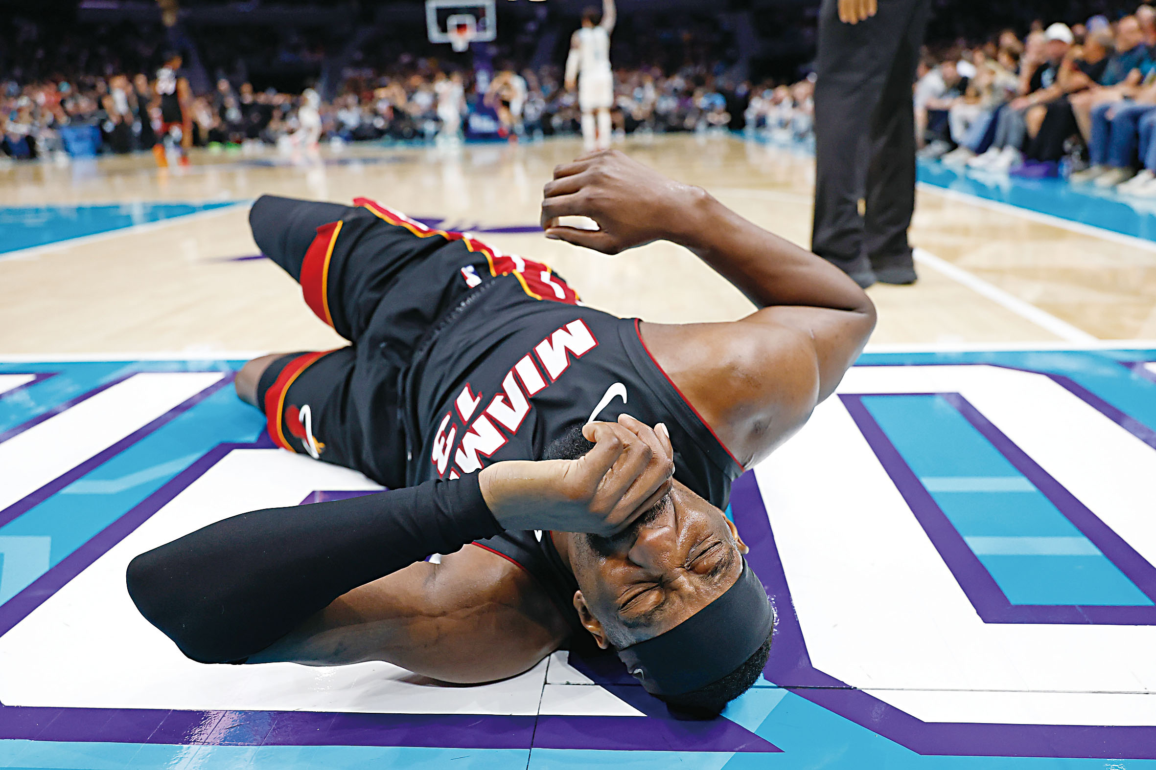 阿德巴約受傷倒地不起。美聯社