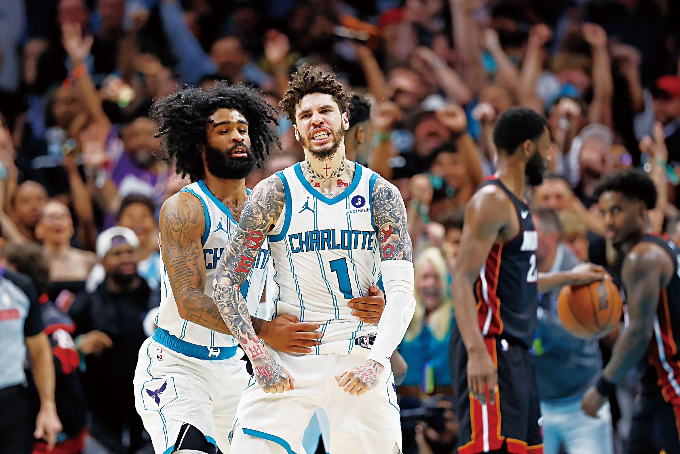 鮑爾與隊友慶祝。美聯社