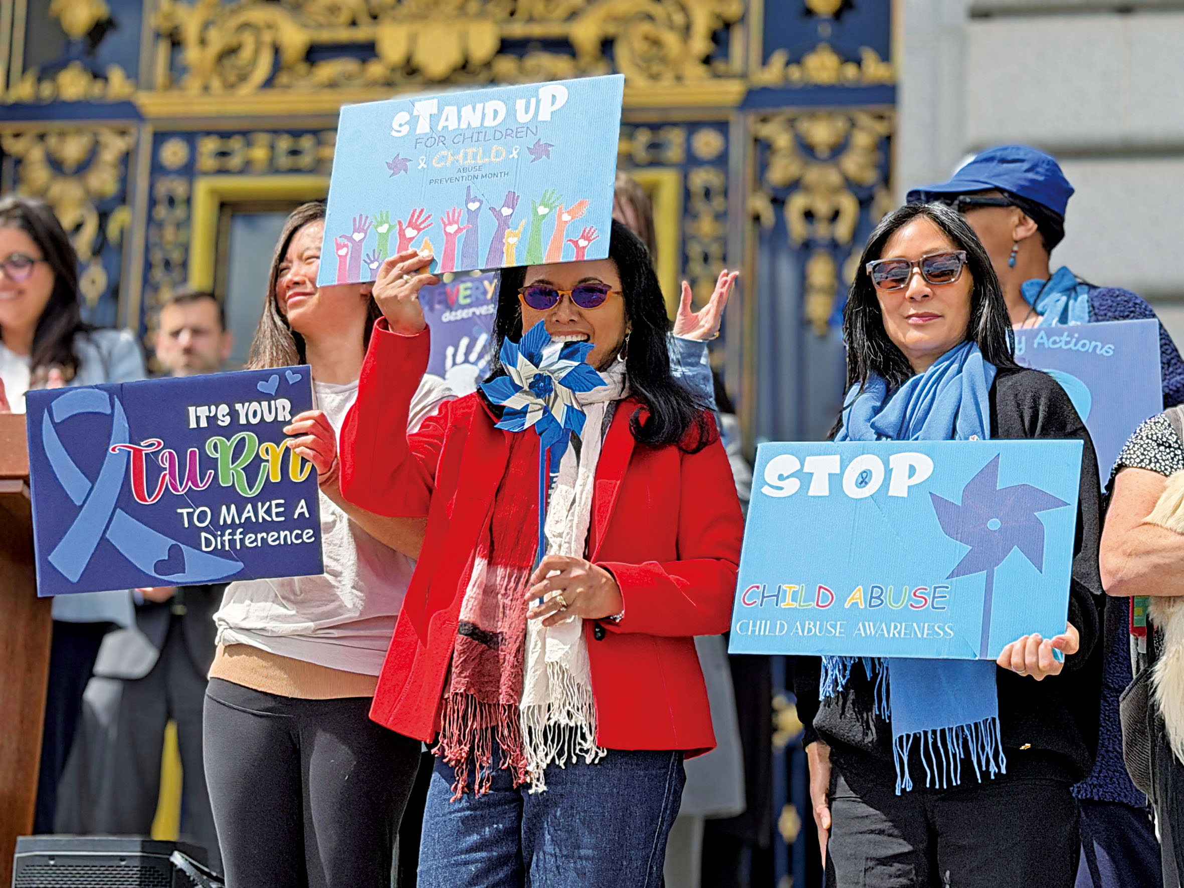 眾人出席兒童虐待預防月集會，手持標語呼籲關注兒童安全。記者蘇婕雅攝