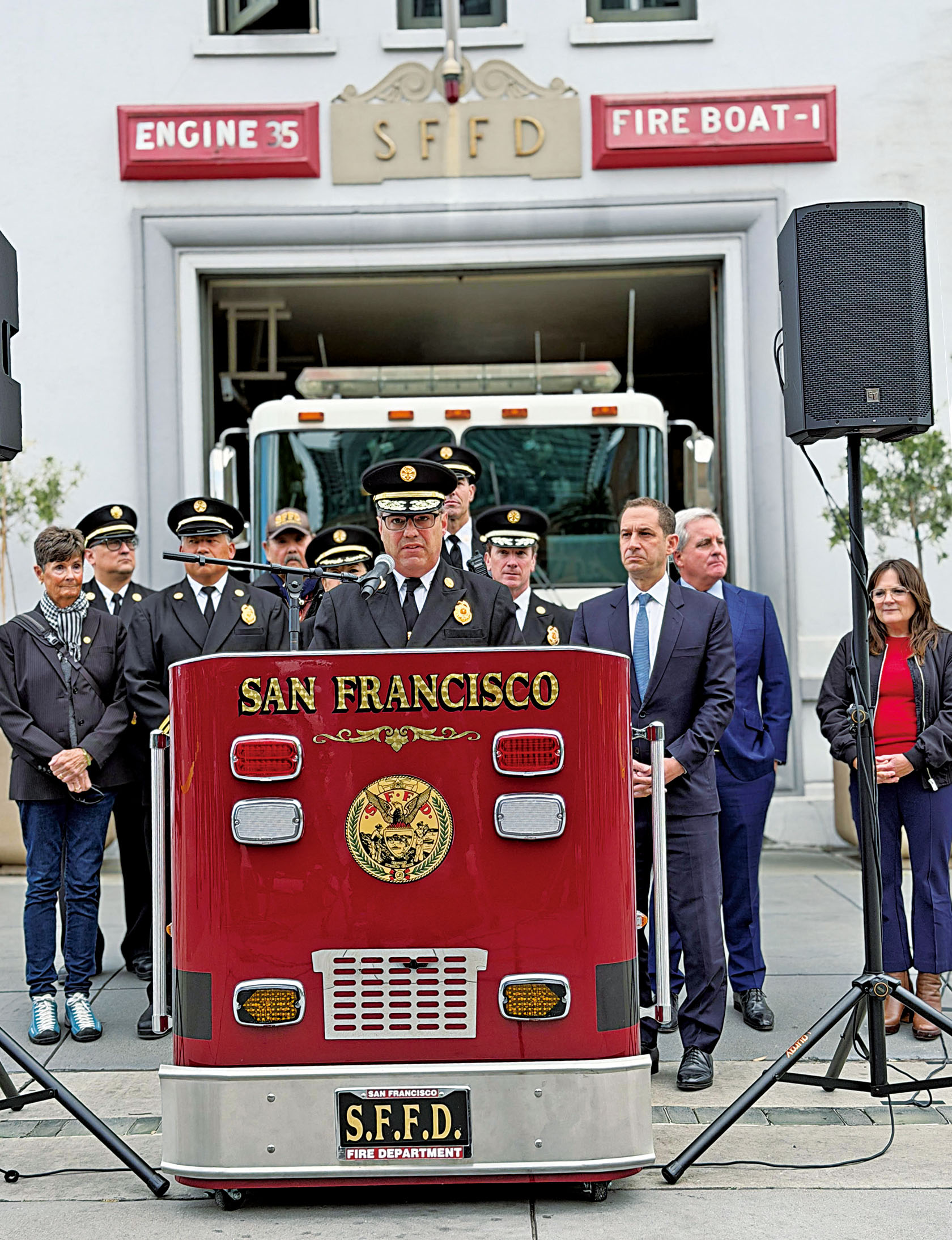 三藩市消防局長克里斯朋（中）主持緊急消防供水演示活動，市長羅偉等官員出席。記者蘇婕雅攝