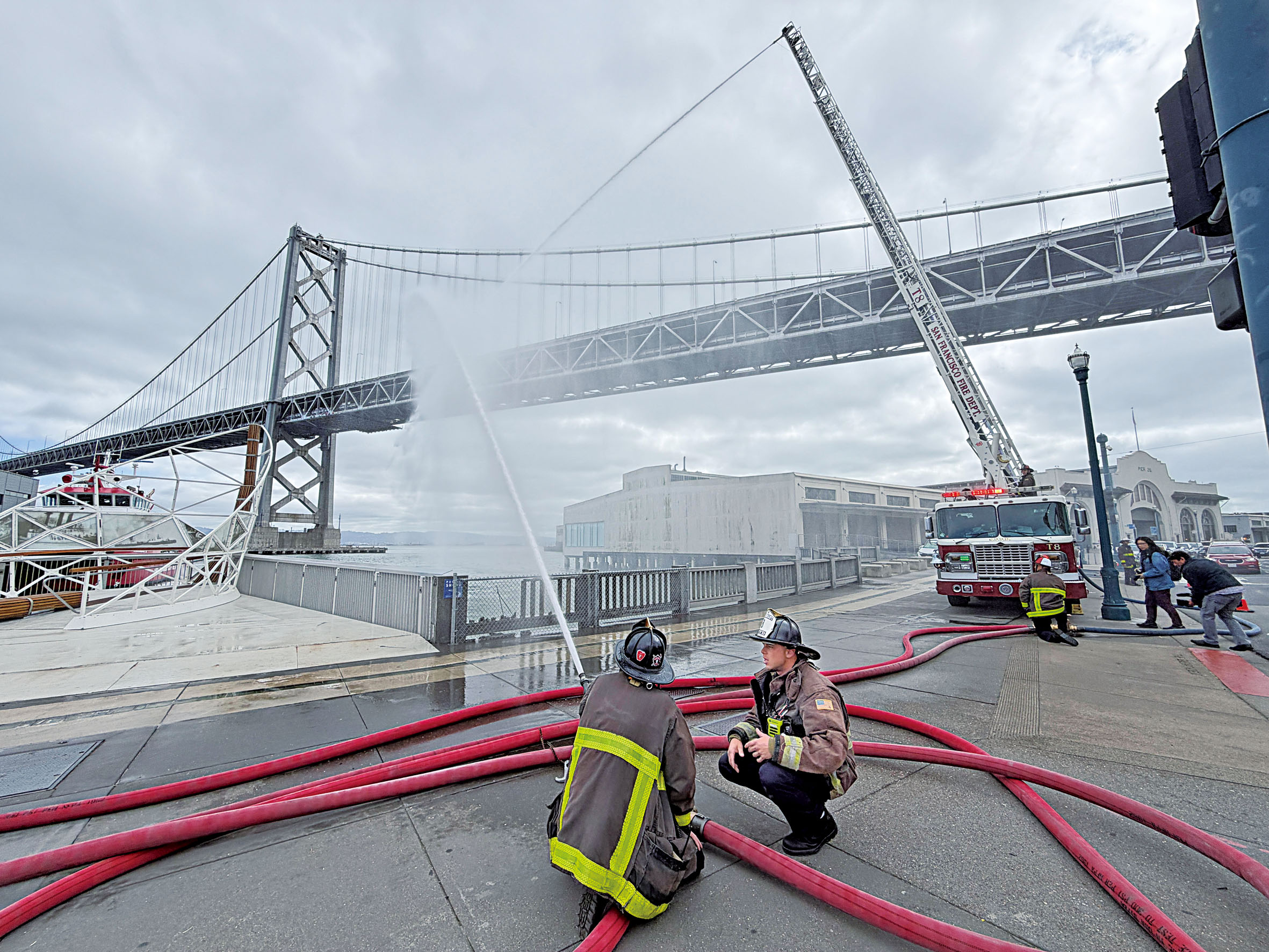 消防員在碼頭操作高壓水槍，演示緊急供水系統在地震等災害下的滅火能力。記者蘇婕雅攝