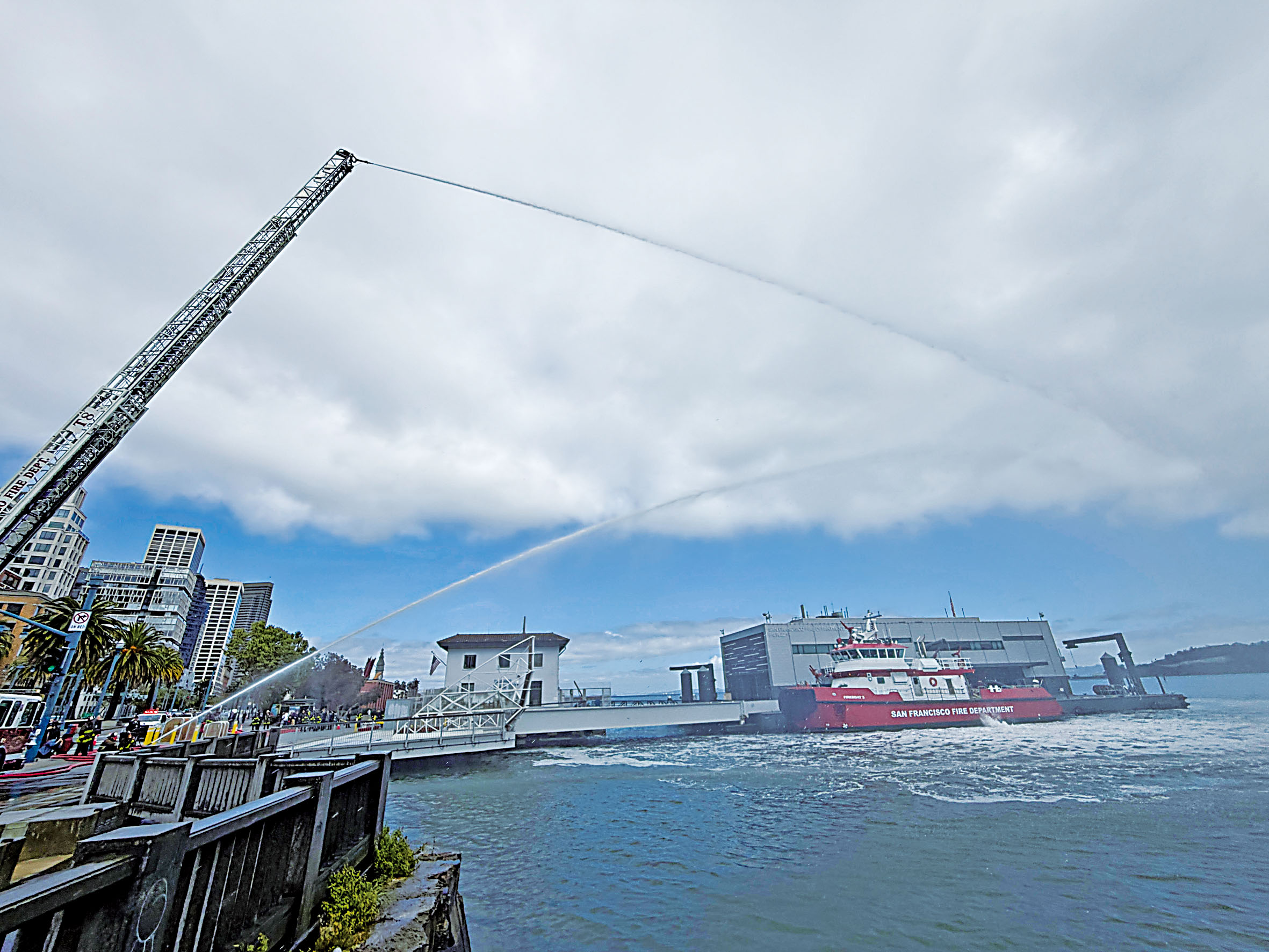 消防船「St. Francis」在碼頭抽取海水，為高壓供水系統提供應急水源。記者蘇婕雅攝