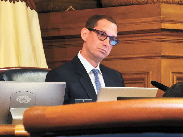 羅偉出席市參事會會議，就市府裁員計劃及預算削減方案接受市參事公開質詢。記者陳程威攝