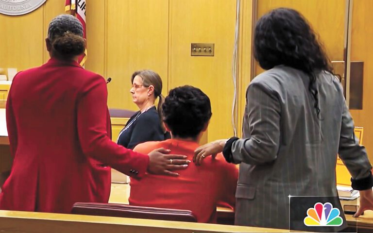 被告莫雷諾-伽馬（中）周二首次出庭。NBC電視畫面