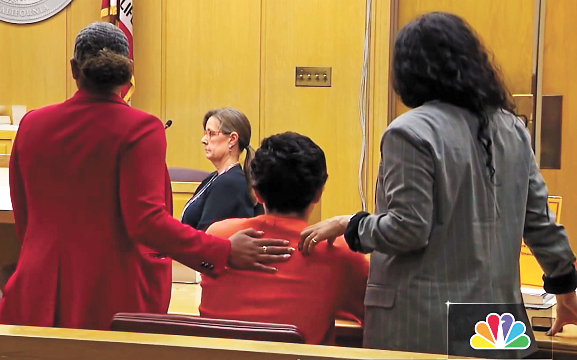 被告莫雷諾-伽馬（中）周二首次出庭。NBC電視畫面