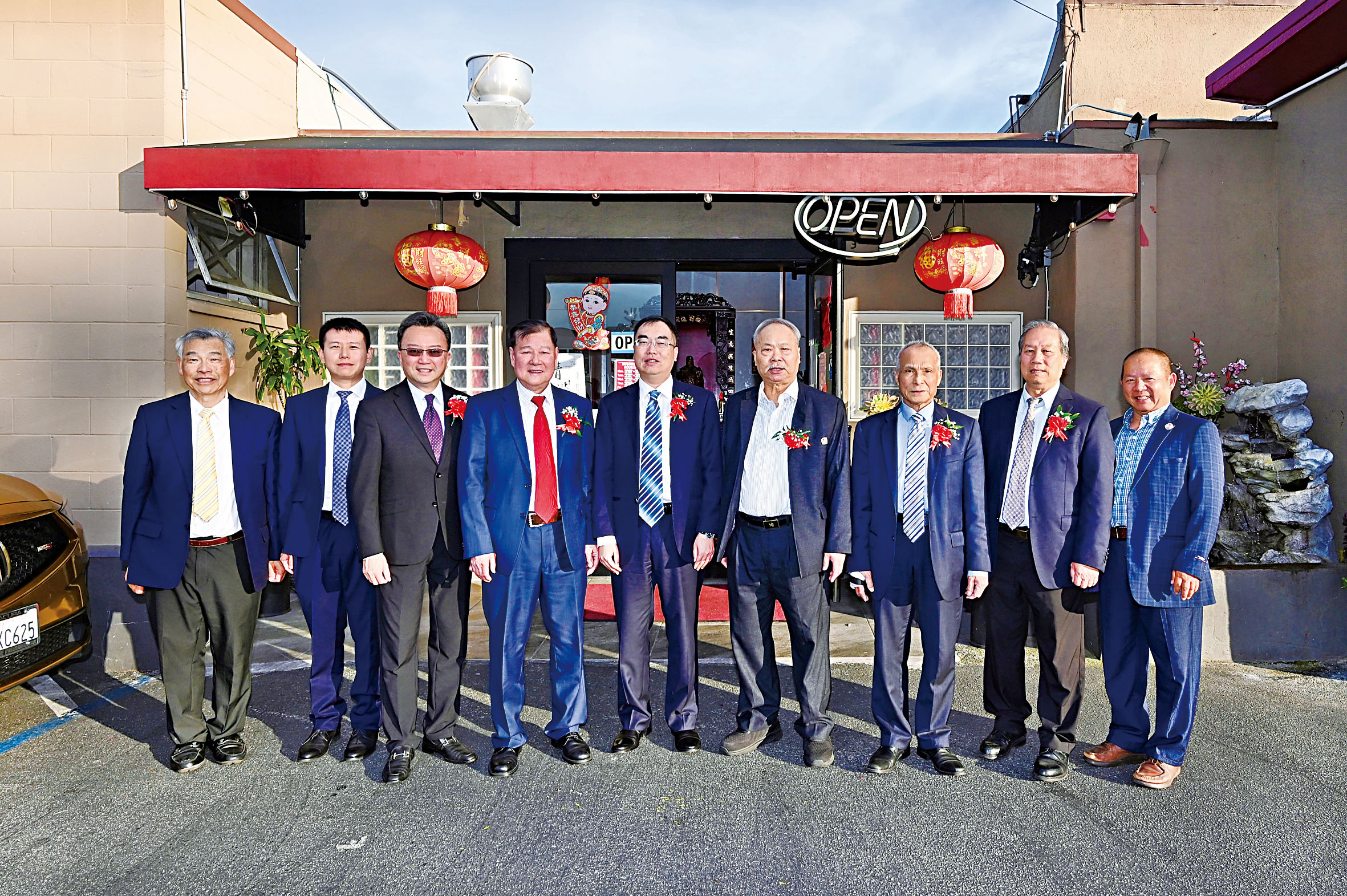 中領館領僑處主任王一鳴、領事宋雨桐親臨祝賀，並與岡州總會館首長合影。馬紅兵攝