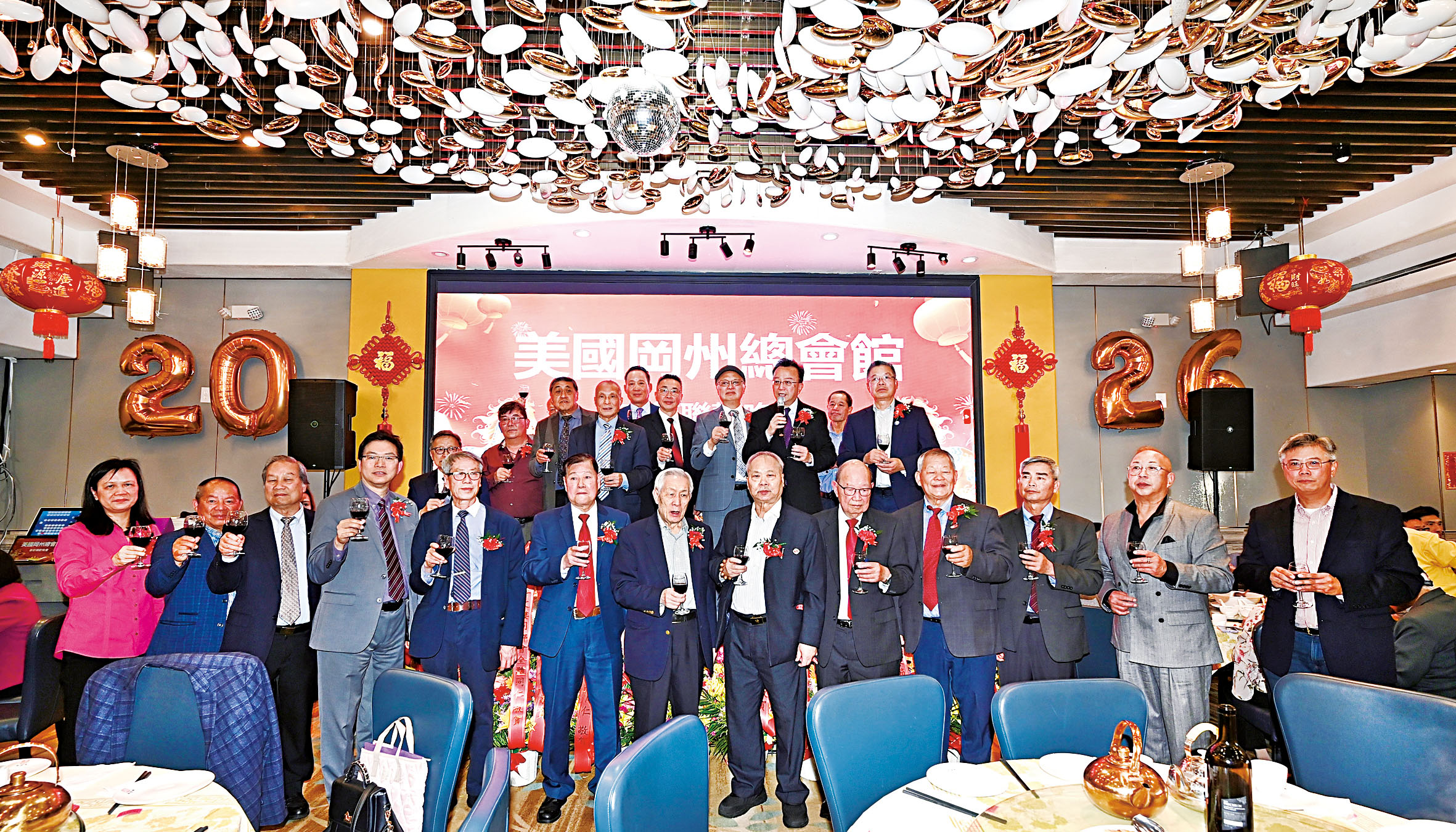 岡州總會館首長與僑界貴賓共同敬酒祝福。馬紅兵攝