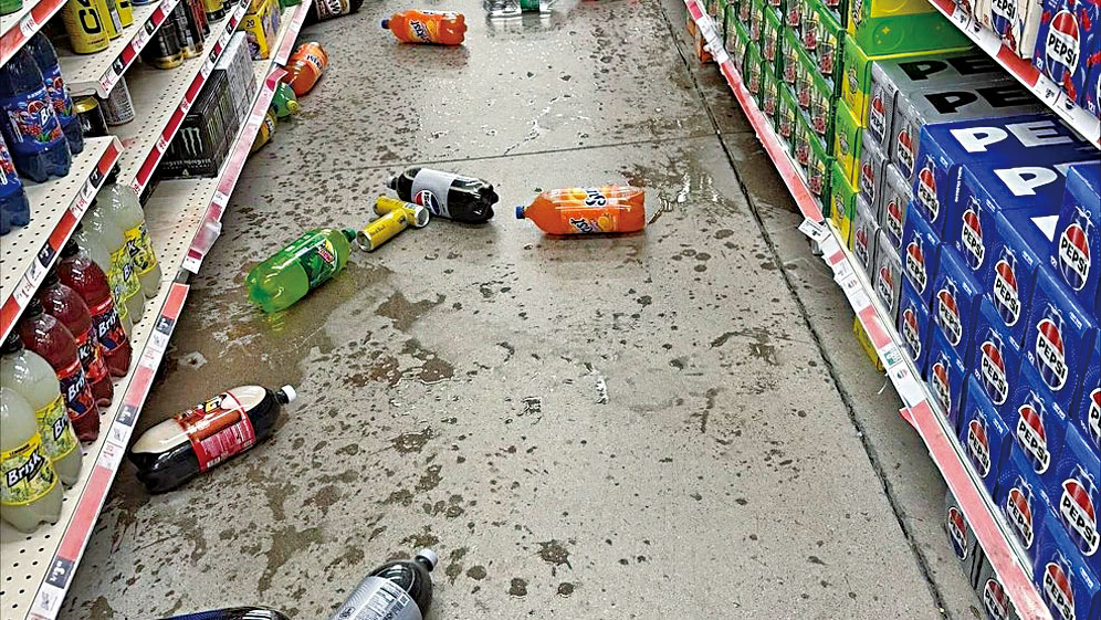 震央所在地銀泉鎮的一家雜貨舖商品在地震期間跌落破碎。NEW4電視截圖