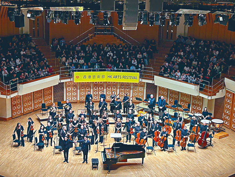 任奫燦、吳懷世與聖馬田樂團演出現場。（圖：香港藝術節）