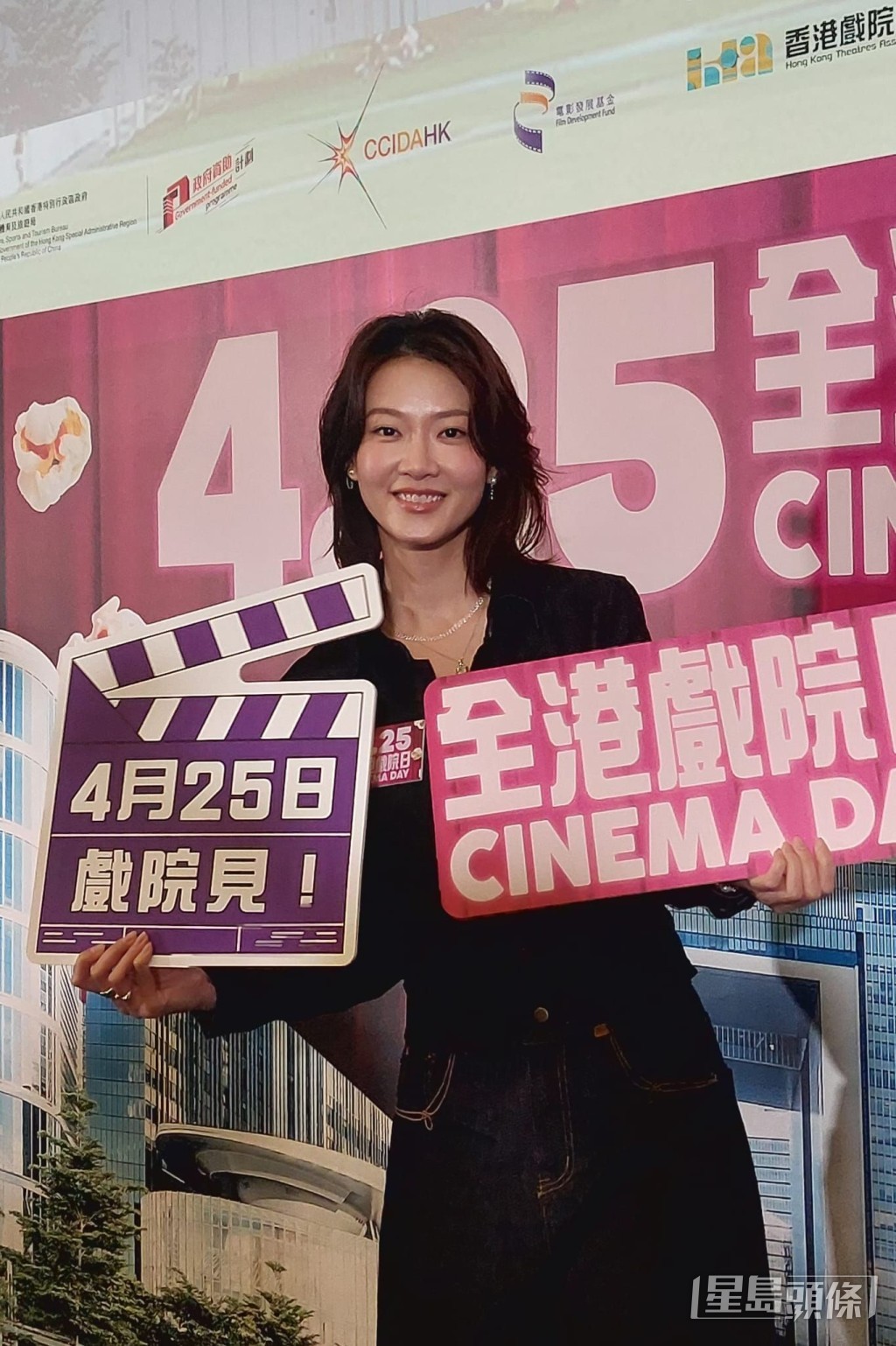 她憶述三、四歲時被父母帶去看林正英電影，既驚又想睇。