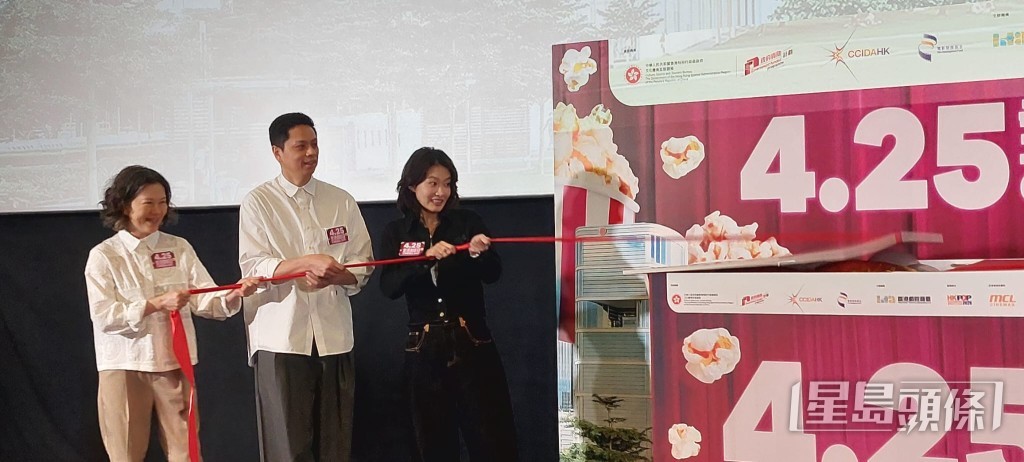 記者會上進行了簡單而隆重的儀式。