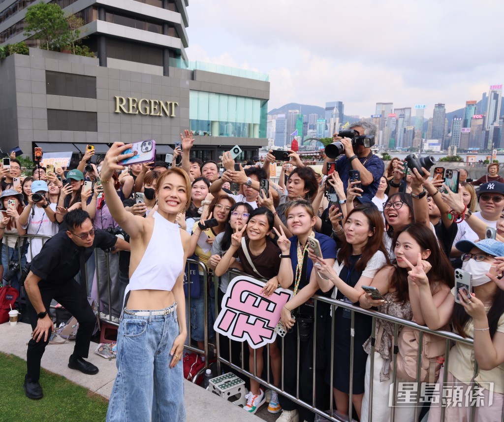 祖兒與現場粉絲親切互動。