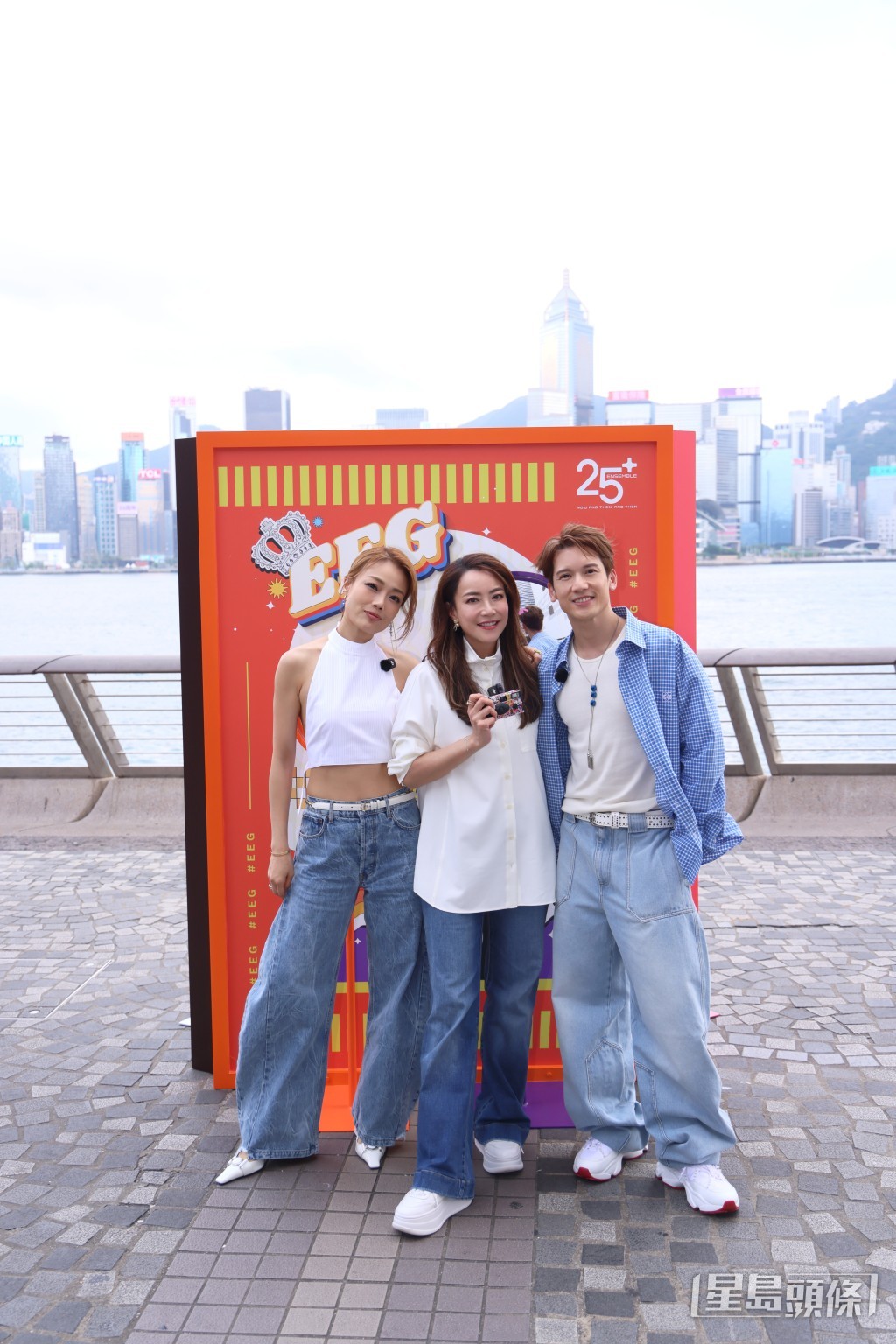 容祖兒、關智斌與霍汶希一同打卡留念。