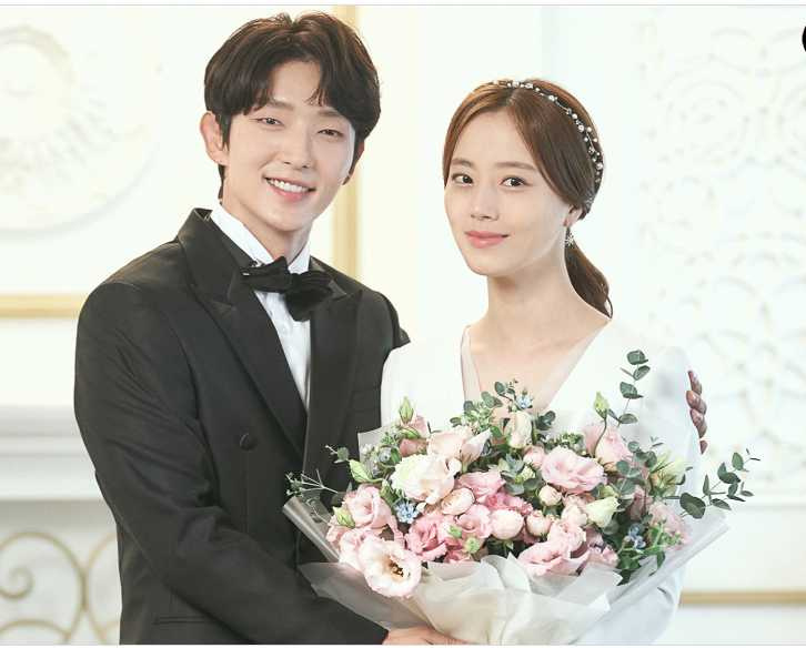 在《惡之花》中飾演李準基刑警妻子的文彩元，現實中也終於找到了她的Mr. Right。