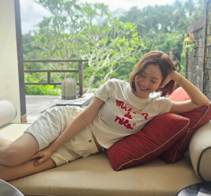 早前文彩元外出度假分享美照，據悉為她掌鏡拍攝的正是其男友。