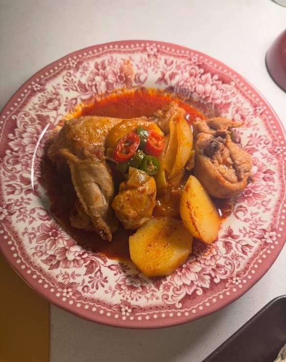 文彩元近來不時分享自製美食，如意大利麵和薯仔咖喱雞，展現了準備入廚的賢慧一面。