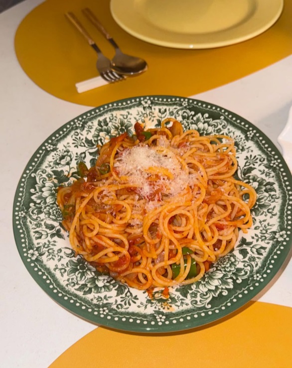 文彩元近期經常展示自己的廚藝成果，例如自製意粉和薯仔咖哩雞，彷彿已為成為賢妻做好準備。