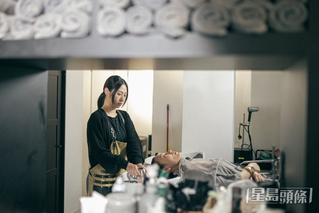 《信天翁》的MV講述三位正面臨人生關口的主角故事。