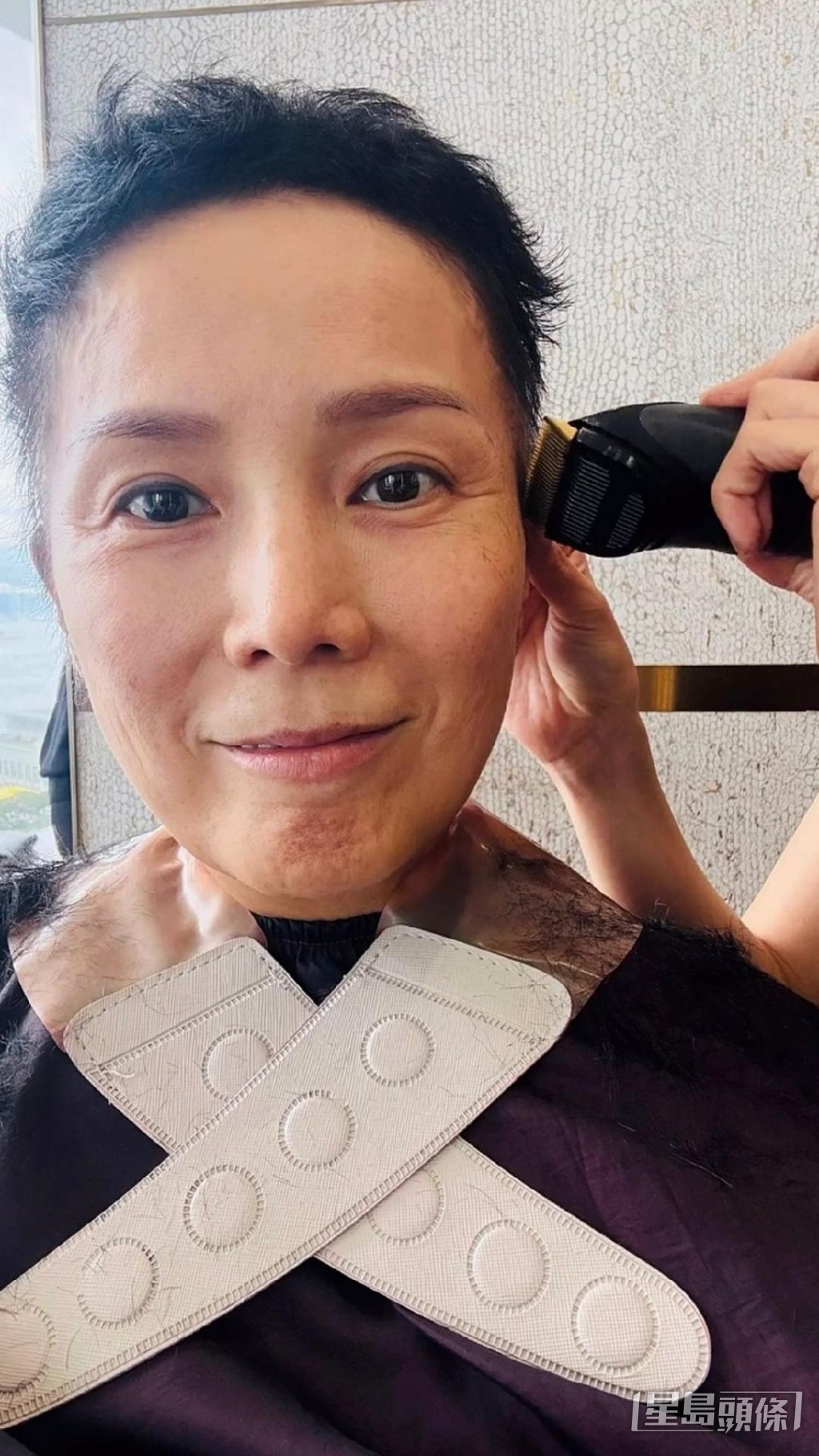 她索性將頭髮剪成男仔頭造型。