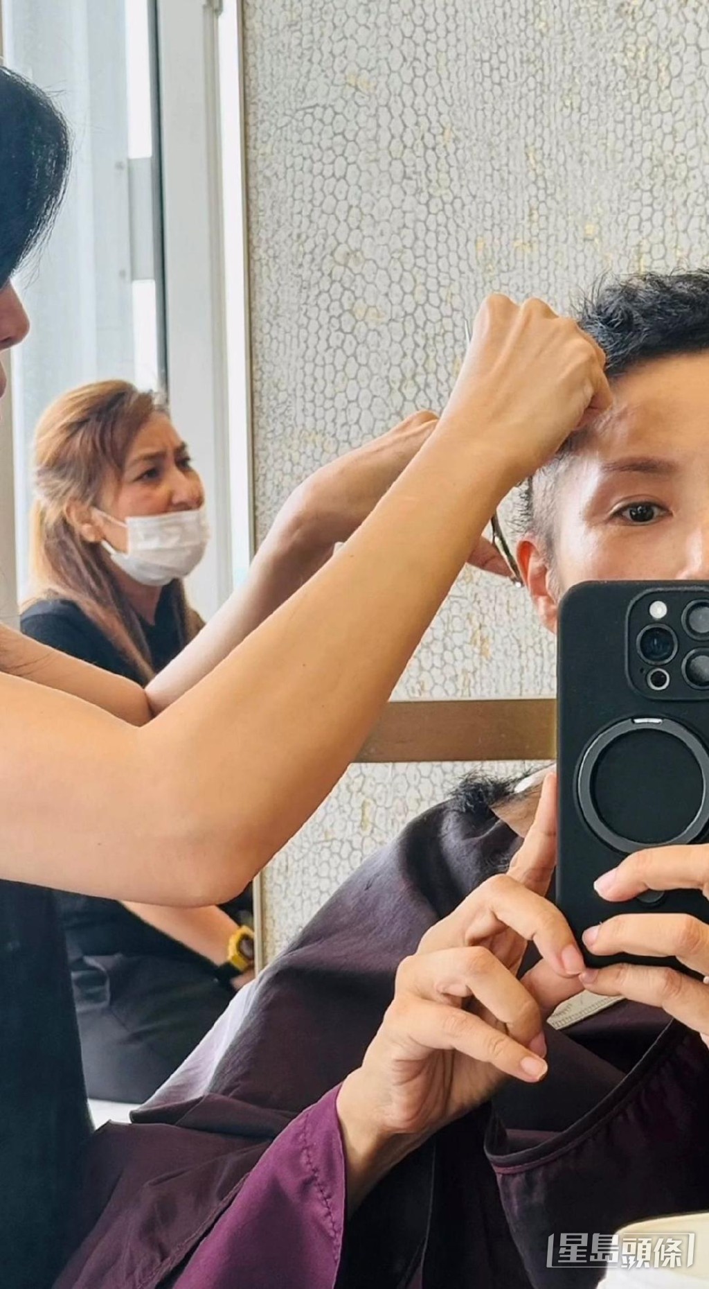 髮型師正在為她的新髮型進行修剪。