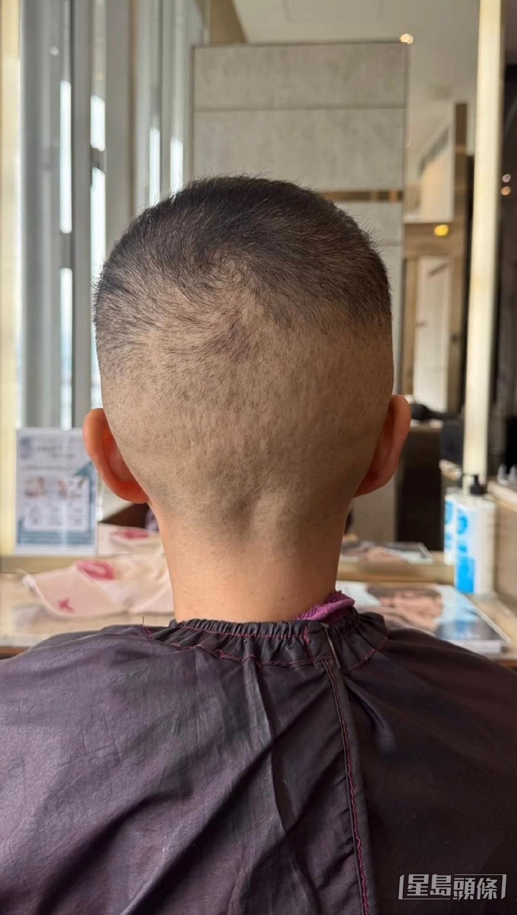 新髮型後面的部分幾乎全部剃短。