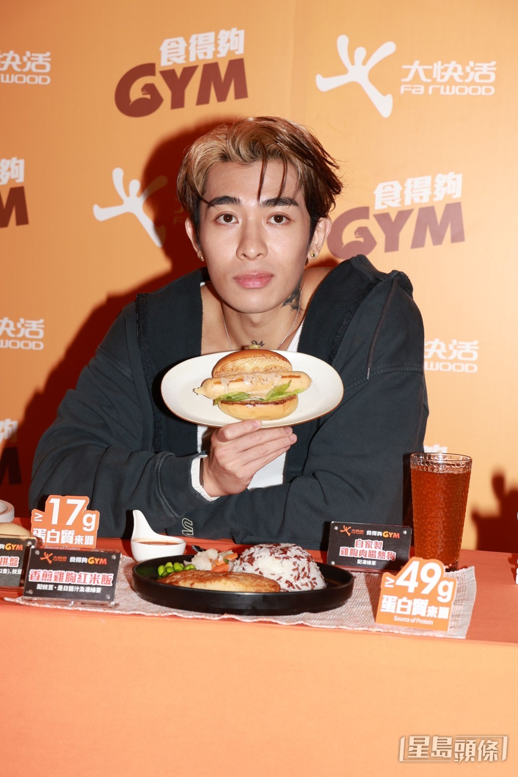 為了平衡，他目前每星期會有一日放縱吃漢堡包。