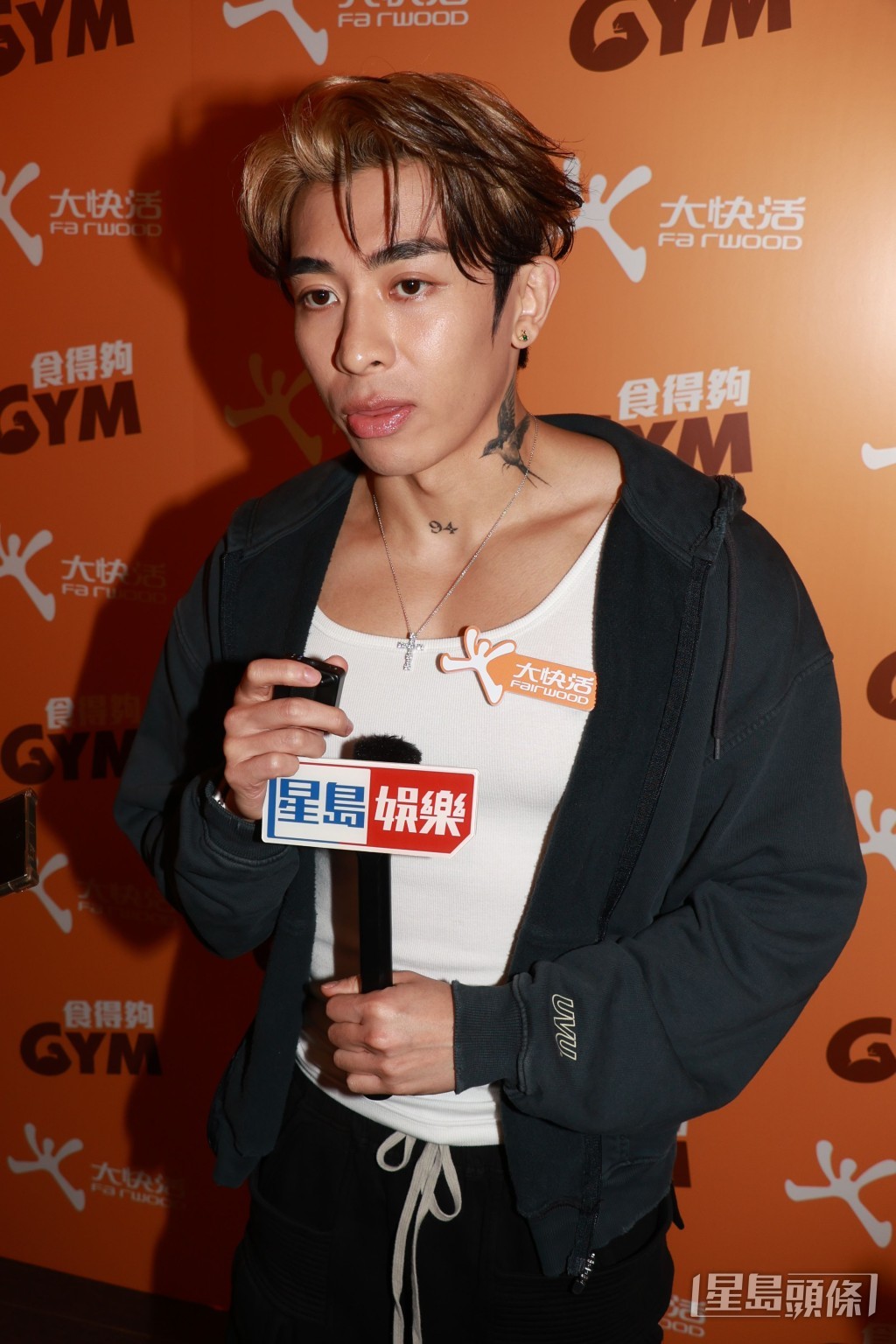 他坦言演唱會後若無目標，曾偷食很多甜食，事後感到後悔。