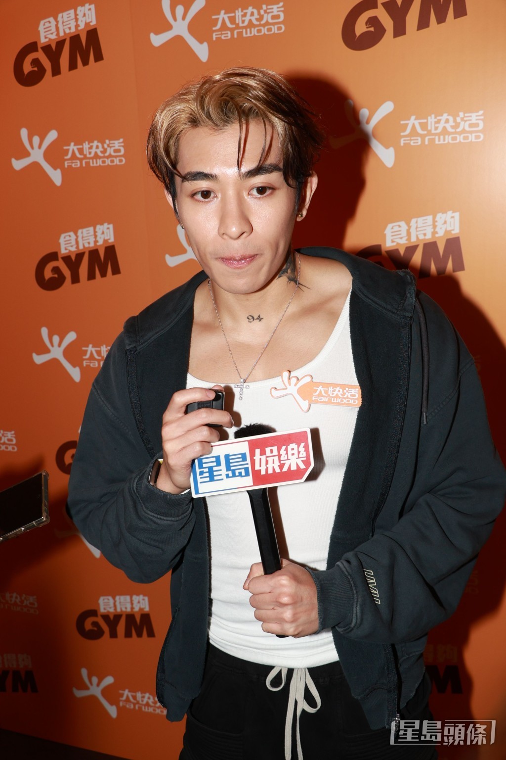 結婚一周年紀念，他打算親自準備健身餐，在家中低調慶祝。