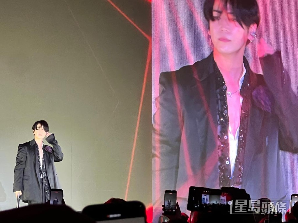 龜梨和也身穿黑色西裝，帥氣登場。