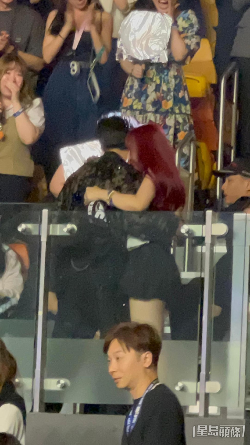 龜梨和也走下觀眾席，親自將禮物送給女粉絲。