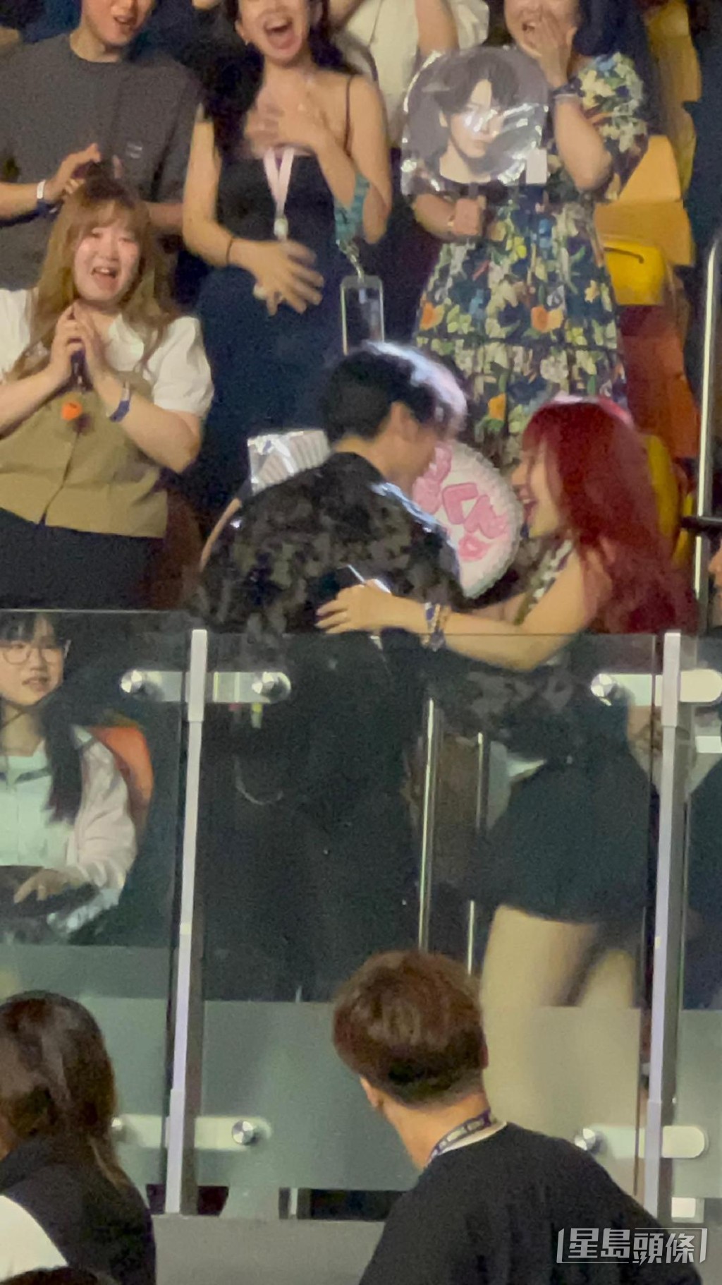 收到禮物的女粉絲非常開心。