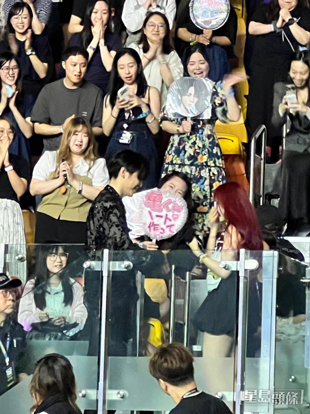 女粉絲感動落淚。