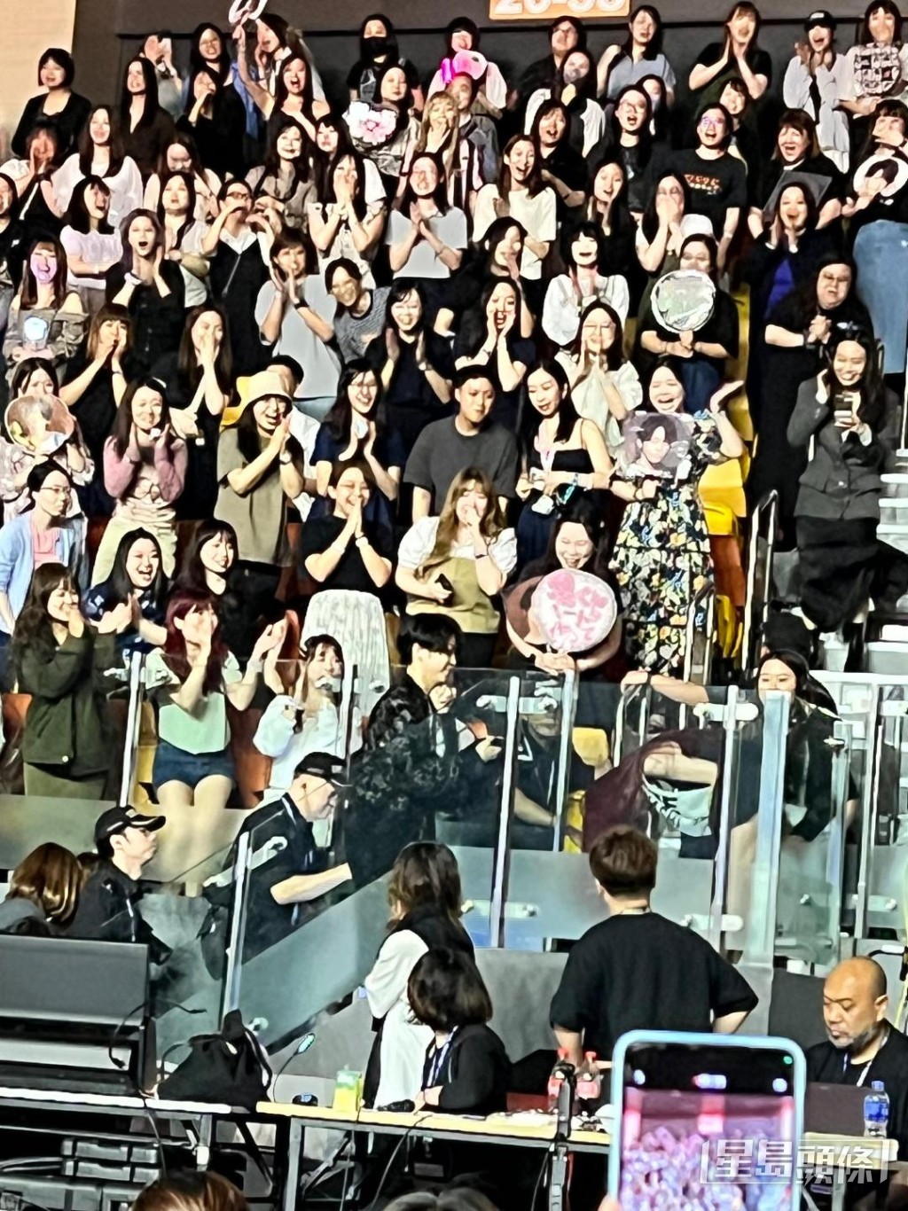 龜梨和也與粉絲互動。