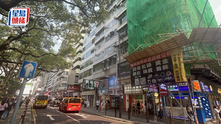 尖沙嘴海防道棚架倒塌 一孕婦及一男子受傷送院