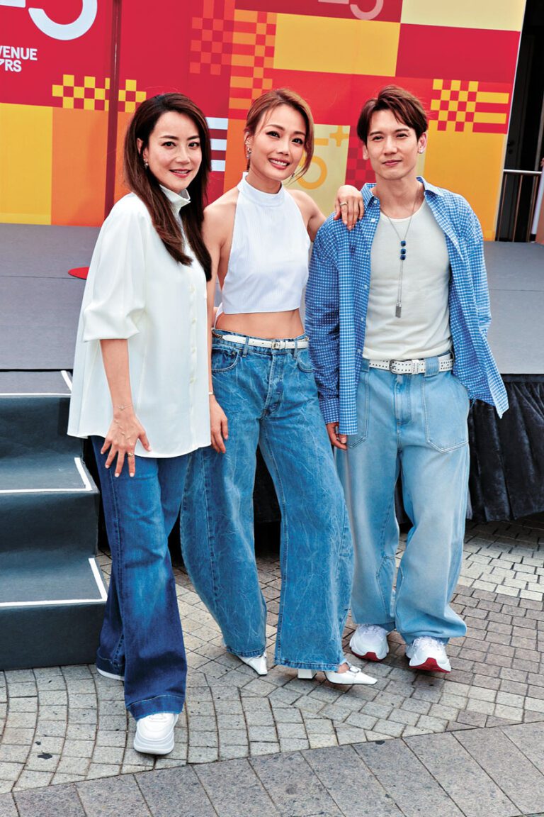 祖兒（中）昨日與Kenny（右）及Mani齊出席「EEG 25+ 限定展」揭幕儀式，表示尊重軒仔，最大的關心是繼續支持對方。