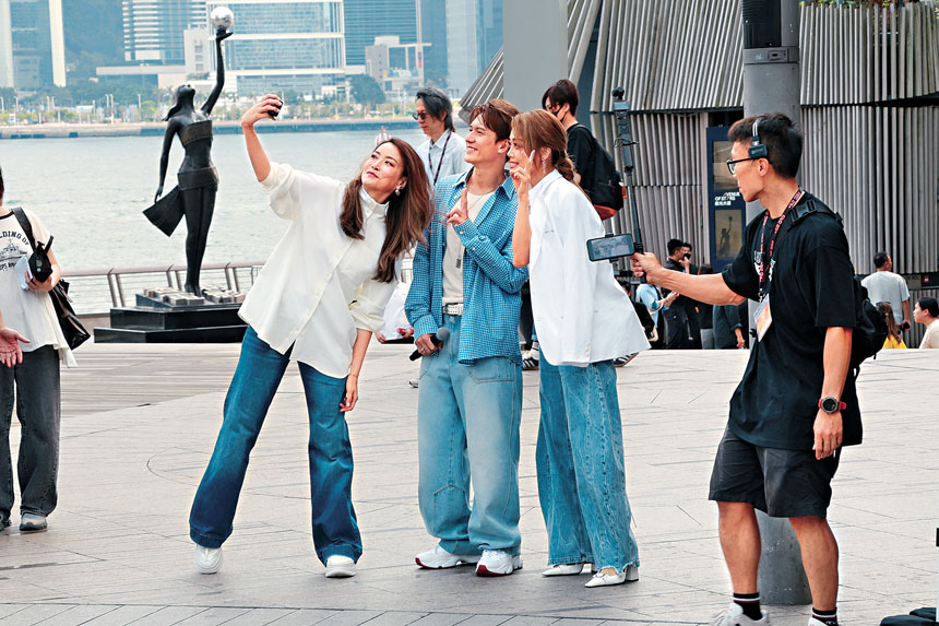 期間三人開心玩自拍，粉絲歡呼不絕。