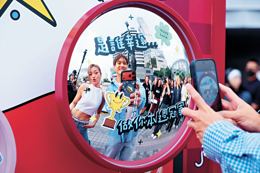 祖兒、Kenny在圓鏡前鬼馬玩自拍。