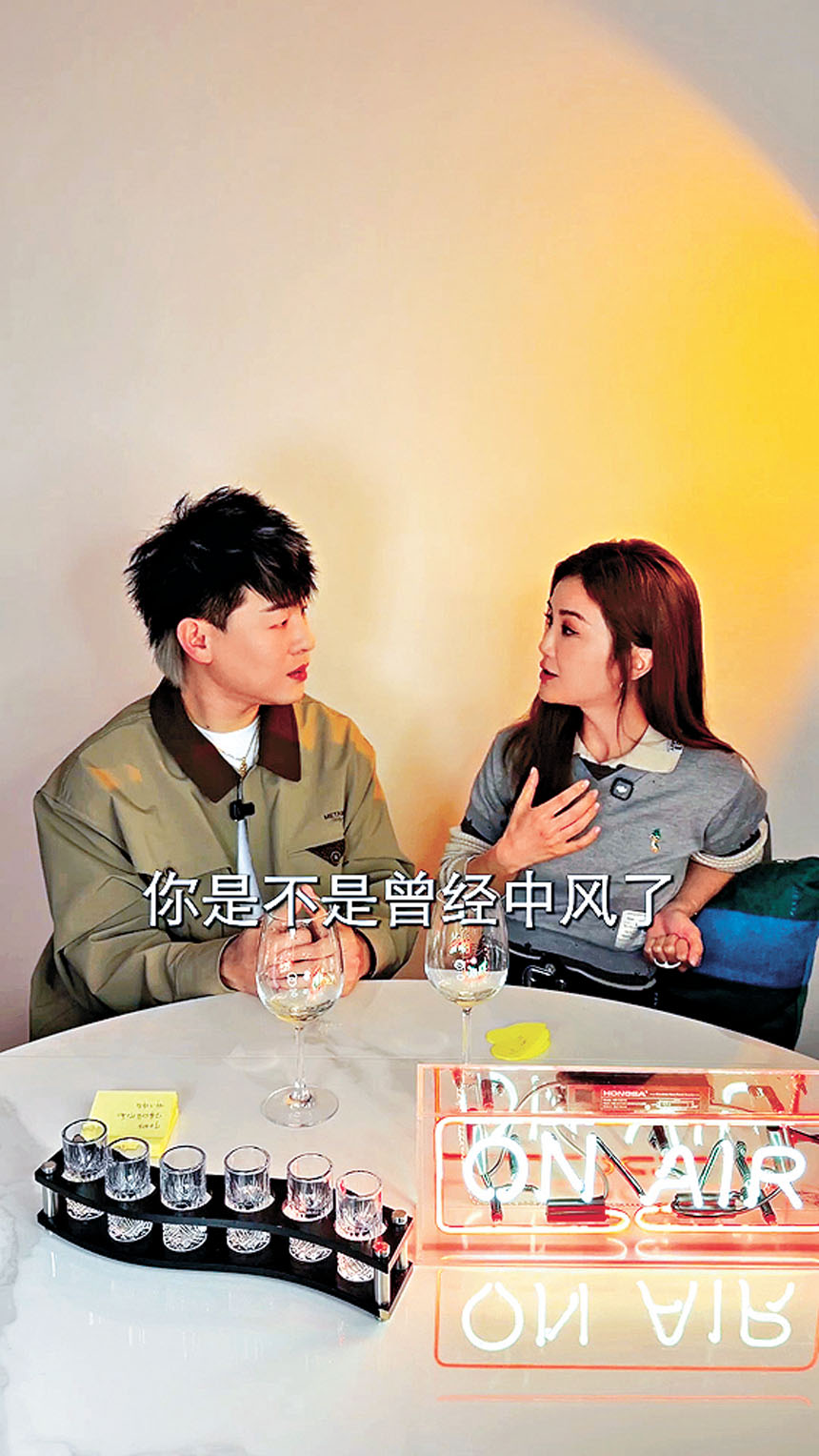 阿Sa在節目中向內地歌手胡彥斌剖白過往經歷。