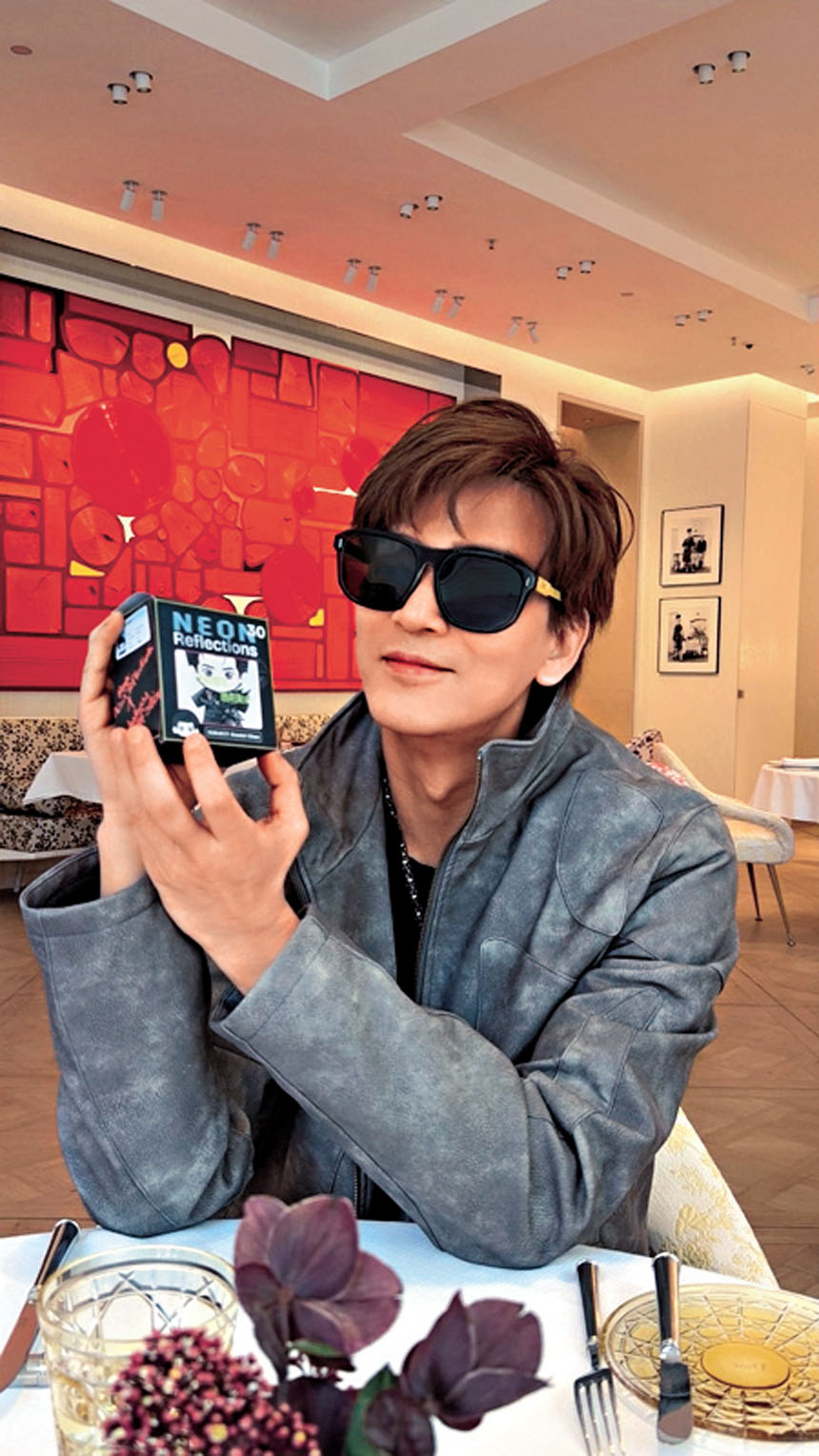 東東對自己的周邊紀念公仔愛不釋手。