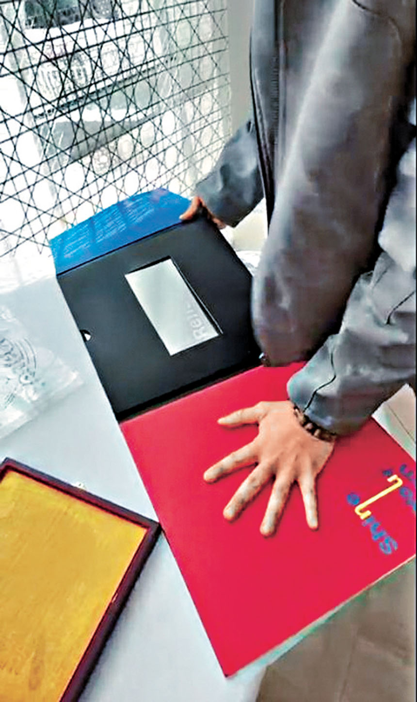 東東預告下個月簽名會將為歌迷蓋掌印。