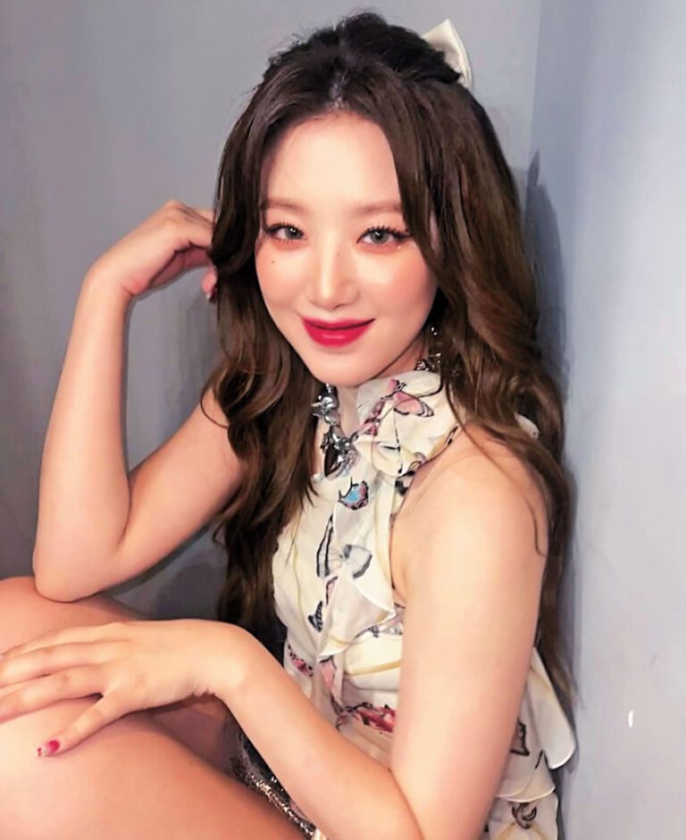 人氣韓團i-dle台灣成員舒華2年前開始跟柯震東傳緋聞，昨日更被爆見埋家長。