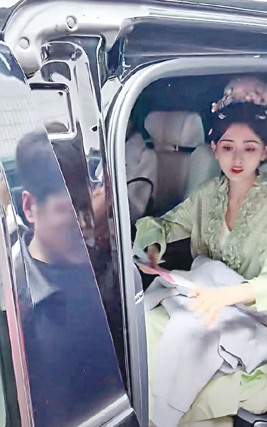 一名男子在車外向宋祖兒求婚，後者大驚失色。視頻截圖