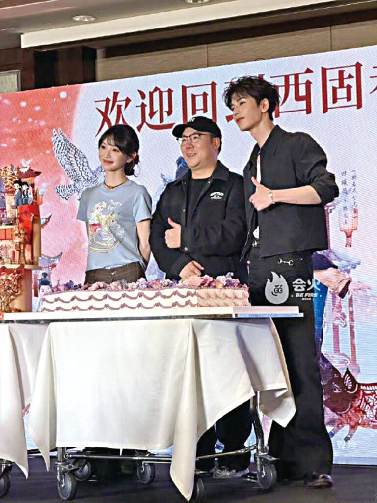 田曦薇（左一）、張凌赫（右一）出席慶功宴。網上圖片