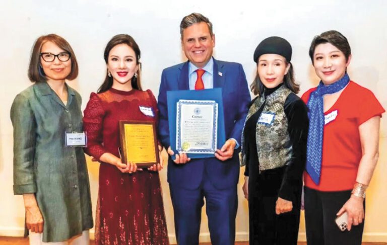 洪梅主任（左一）、克里斯滕森市長（中）給音協頒獎。 主辦方提供