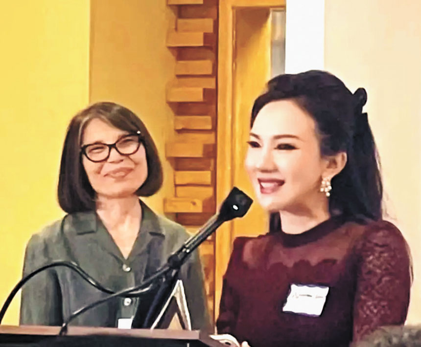 音協副會長王曉梅發表英文致辭。